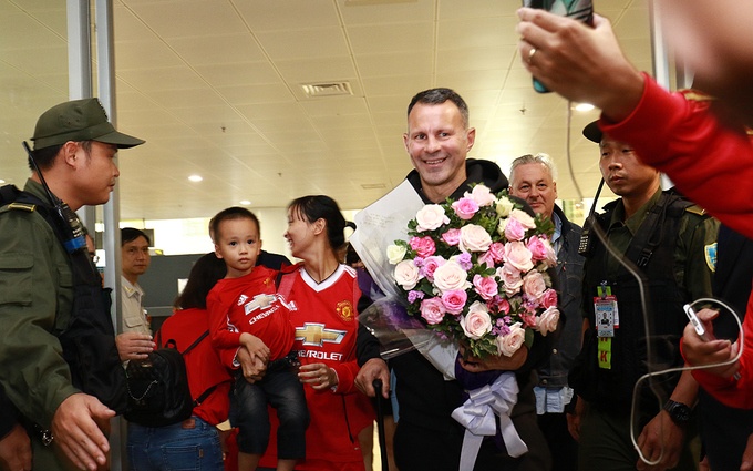 giggs va scholes bi bua vay khi den ha noi