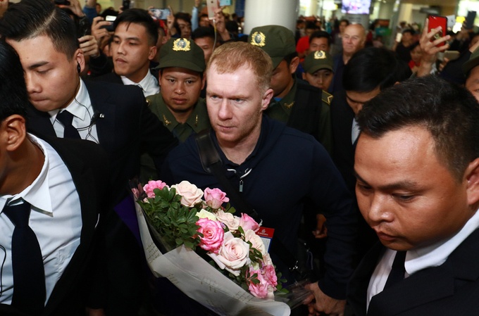 giggs va scholes bi bua vay khi den ha noi