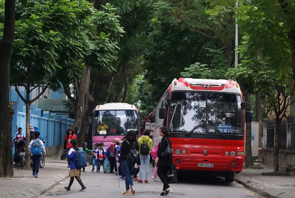 ngan ngam voi canh o to hang chuc cho ngoi tung hoanh tren pho phuong nho hep