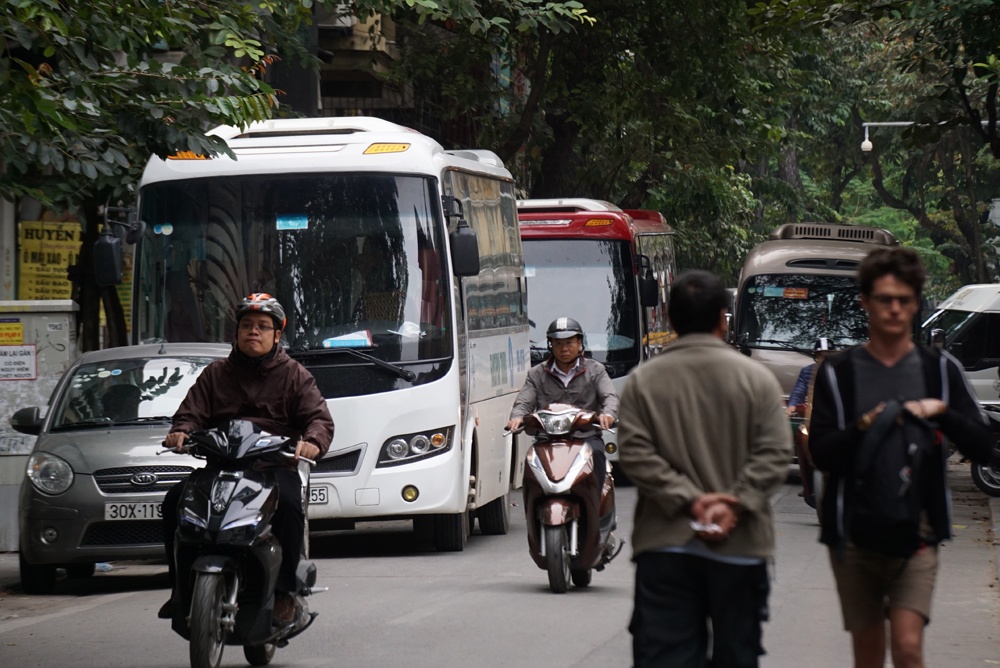 ngan ngam voi canh o to hang chuc cho ngoi tung hoanh tren pho phuong nho hep