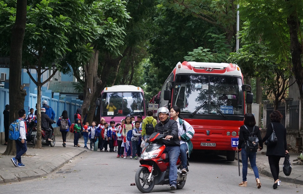 Chùm ảnh: Xe ô tô hàng chục chỗ ngồi 'dàn hàng' trên phố nhỏ hẹp, dân 'bất lực' tìm lối đi chum anh xe hang chuc cho ngoi dan hang tren pho nho hep dan bat luc tim loi di