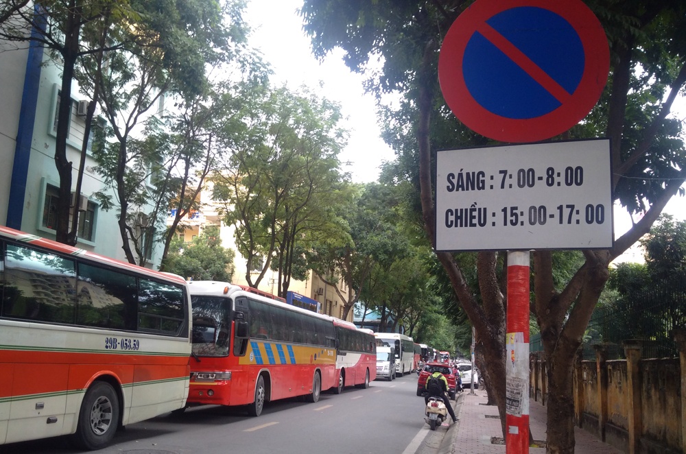 Chùm ảnh: Xe ô tô hàng chục chỗ ngồi 'dàn hàng' trên phố nhỏ hẹp, dân 'bất lực' tìm lối đi chum anh xe hang chuc cho ngoi dan hang tren pho nho hep dan bat luc tim loi di