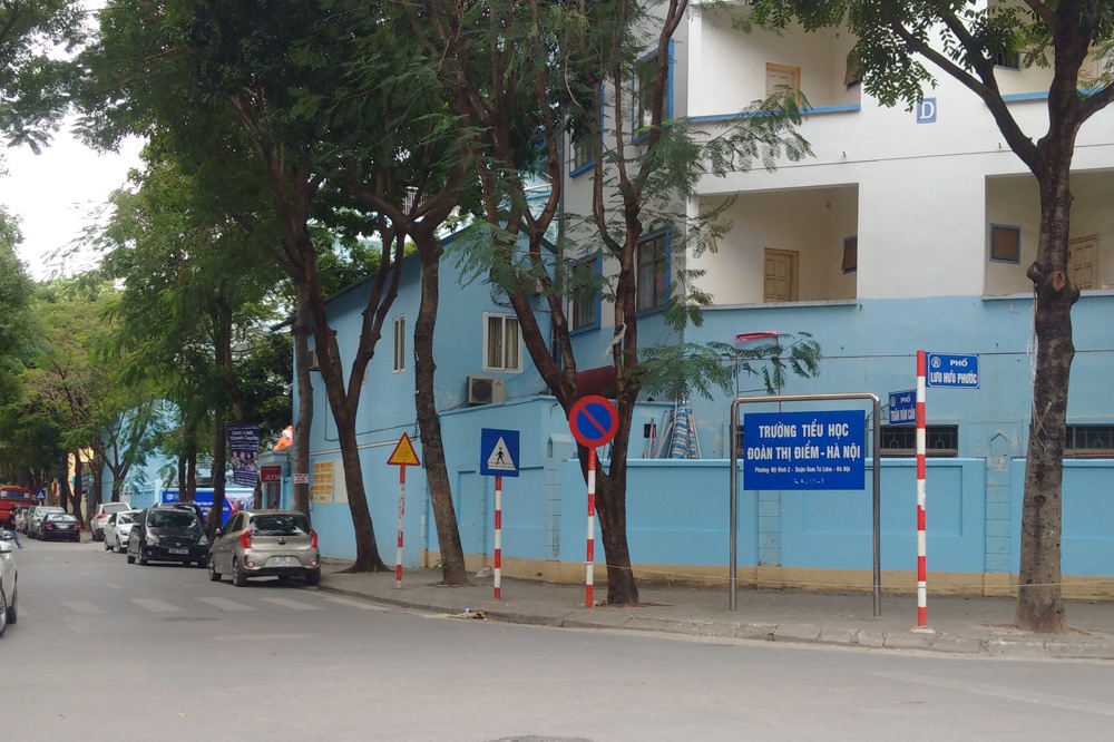 Chùm ảnh: Xe ô tô hàng chục chỗ ngồi 'dàn hàng' trên phố nhỏ hẹp, dân 'bất lực' tìm lối đi chum anh xe hang chuc cho ngoi dan hang tren pho nho hep dan bat luc tim loi di