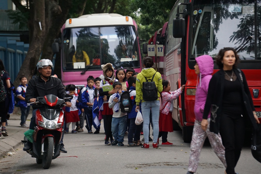 Lãnh đạo quận Hoàn Kiếm cũng 'ngán ngẩm' xe ô tô hàng chục chỗ ngồi 'tung hoành' trên phố cổ? lanh dao quan hoan kiem cung ngan ngam xe o to hang chuc cho ngoi tung hoanh tren pho co