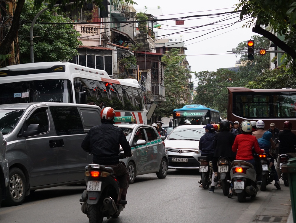 Lãnh đạo quận Hoàn Kiếm cũng 'ngán ngẩm' xe ô tô hàng chục chỗ ngồi 'tung hoành' trên phố cổ? lanh dao quan hoan kiem cung ngan ngam xe o to hang chuc cho ngoi tung hoanh tren pho co