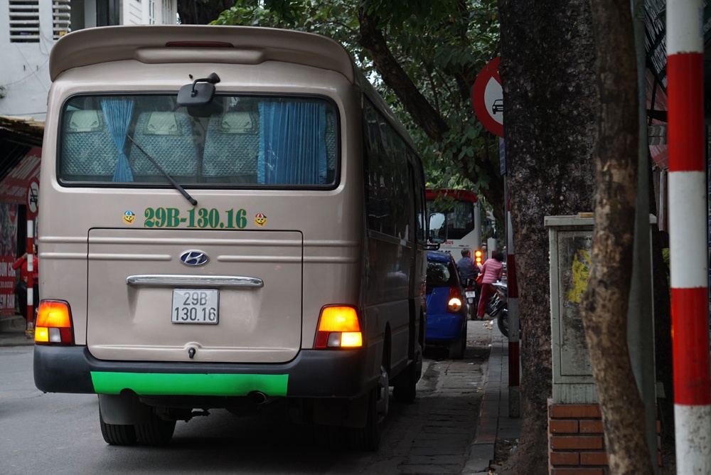 Ô tô hàng chục chỗ ngồi 'tung hoành' trên phố cổ: 'Nên cấm và phạt thật nặng' xe du lich hang chuc cho ngoi tung hoanh tren pho co nen cam va phat that nang