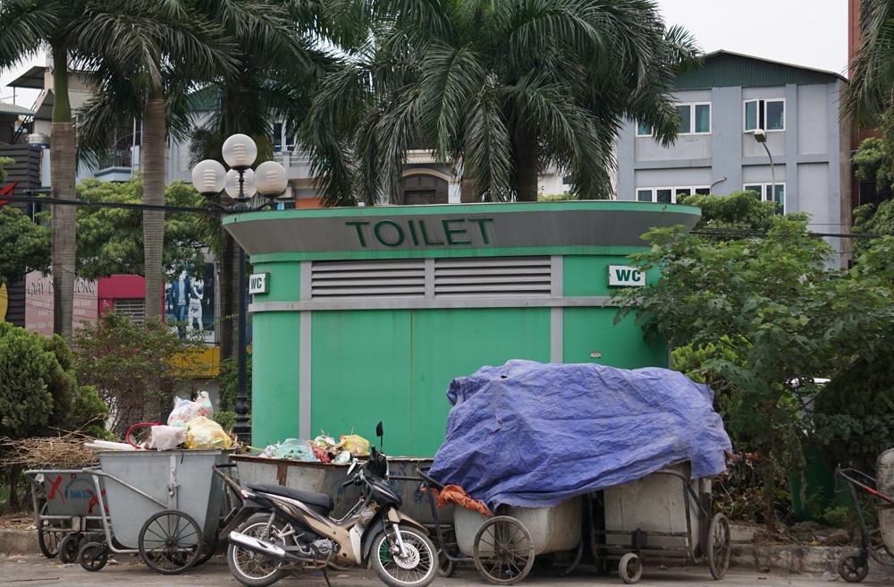 can canh nhieu nha ve sinh cong cong o ha noi bo hoang co giang kin loi