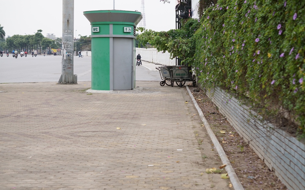 can canh nhieu nha ve sinh cong cong o ha noi bo hoang co giang kin loi