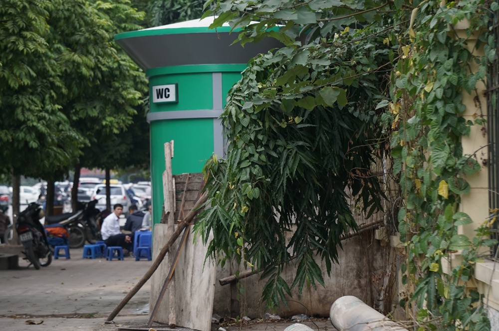 can canh nhieu nha ve sinh cong cong o ha noi bo hoang co giang kin loi