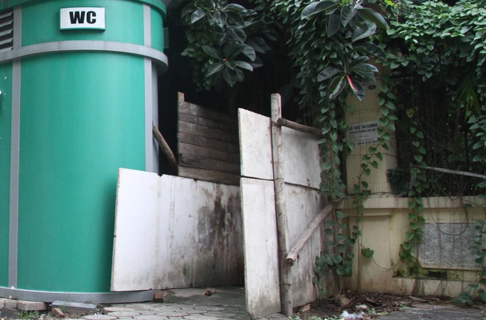 can canh nhieu nha ve sinh cong cong o ha noi bo hoang co giang kin loi