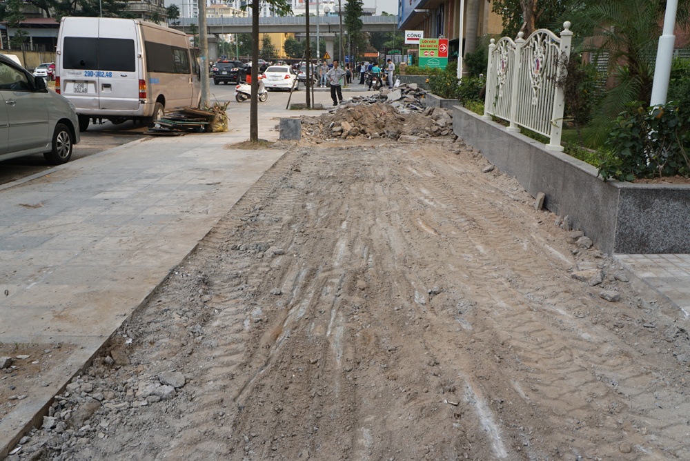 ha noi duoi nhung vien da o via he tien ty duoc dao len de lat lai co gi