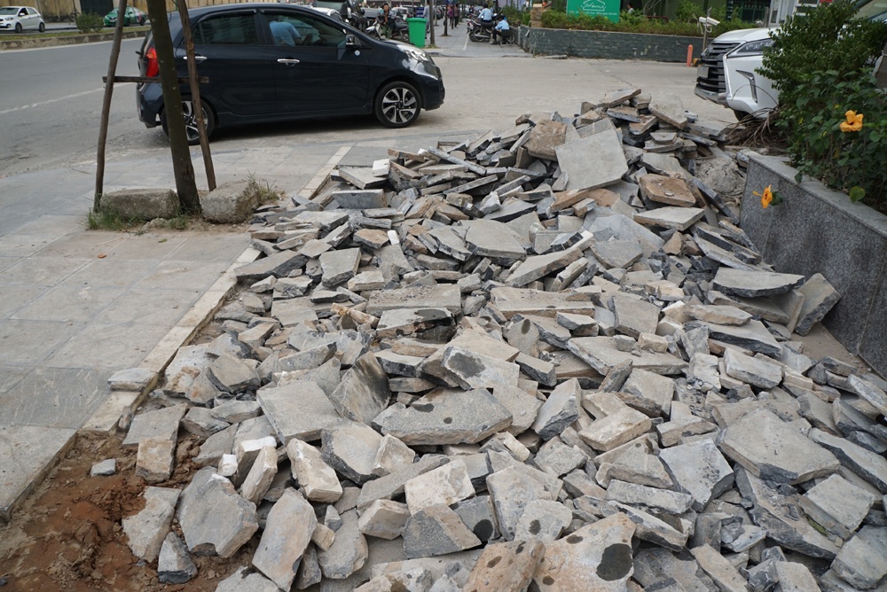 ha noi duoi nhung vien da o via he tien ty duoc dao len de lat lai co gi