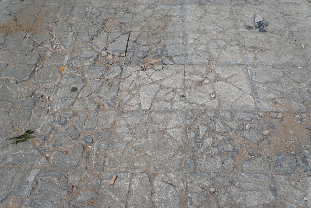 ha noi duoi nhung vien da o via he tien ty duoc dao len de lat lai co gi
