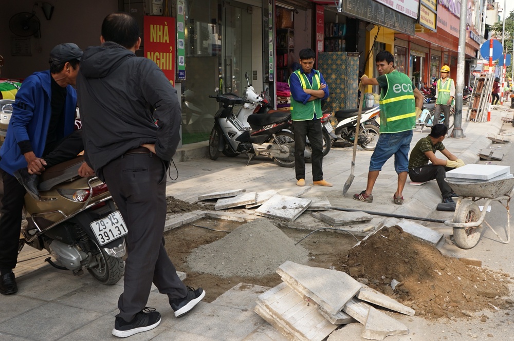 ha noi duoi nhung vien da o via he tien ty duoc dao len de lat lai co gi
