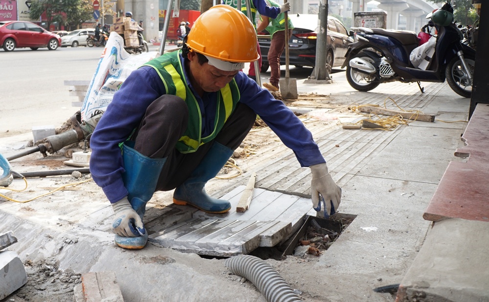 ha noi duoi nhung vien da o via he tien ty duoc dao len de lat lai co gi