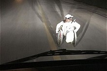 Xe tải soi đèn, che chắn cho cô gái đi xe lăn giữa quốc lộ