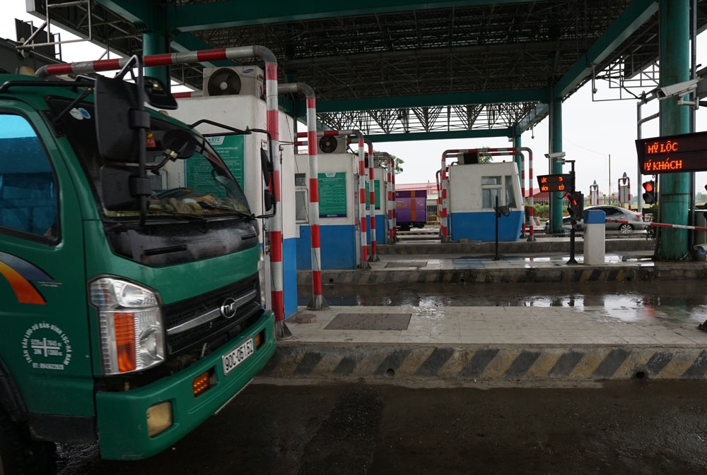 canh treo barie bang day thep cho o to di qua o tram thu phi my loc