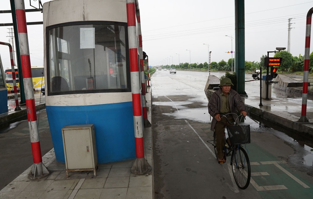 canh treo barie bang day thep cho o to di qua o tram thu phi my loc