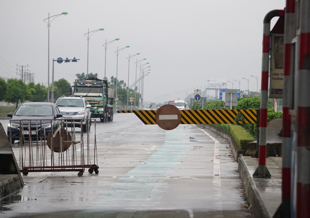 canh treo barie bang day thep cho o to di qua o tram thu phi my loc