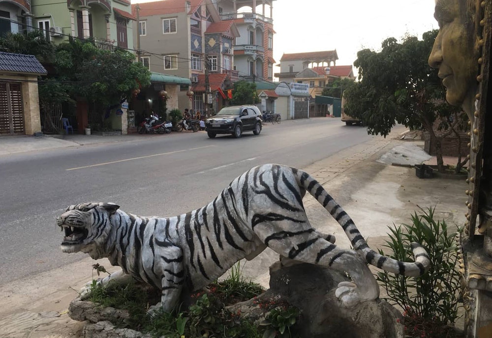 can canh can nha ong 4 tang ai di qua cung phai nguoc nhin o hung yen