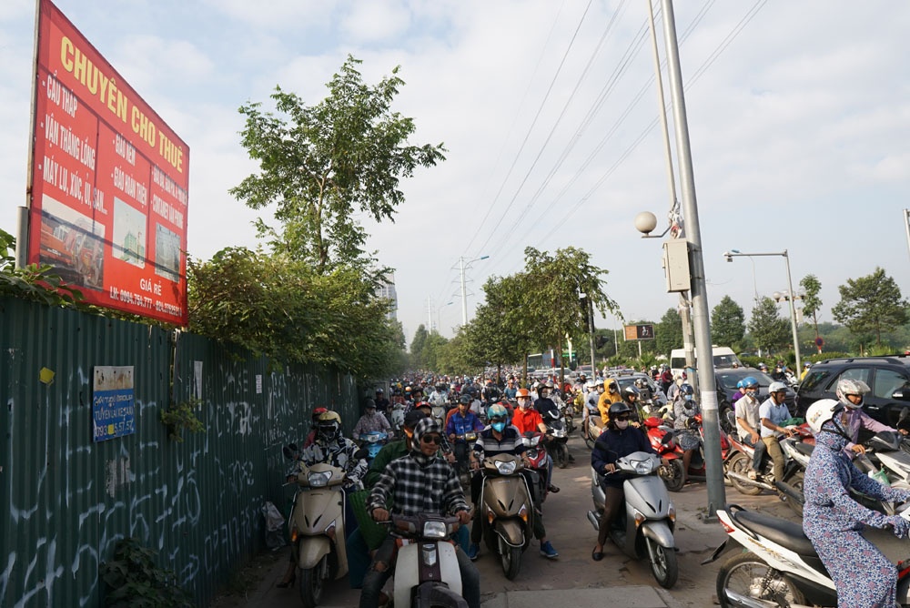nghich ly o pho dat bo xe may tran via he khong ai xu phat