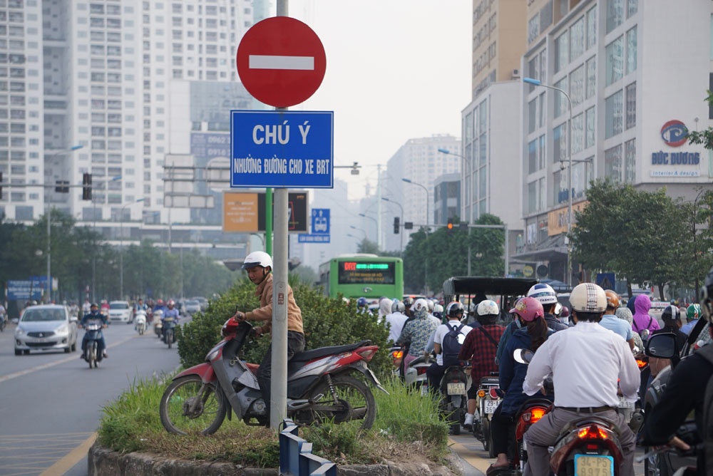 nghich ly o pho dat bo xe may tran via he khong ai xu phat