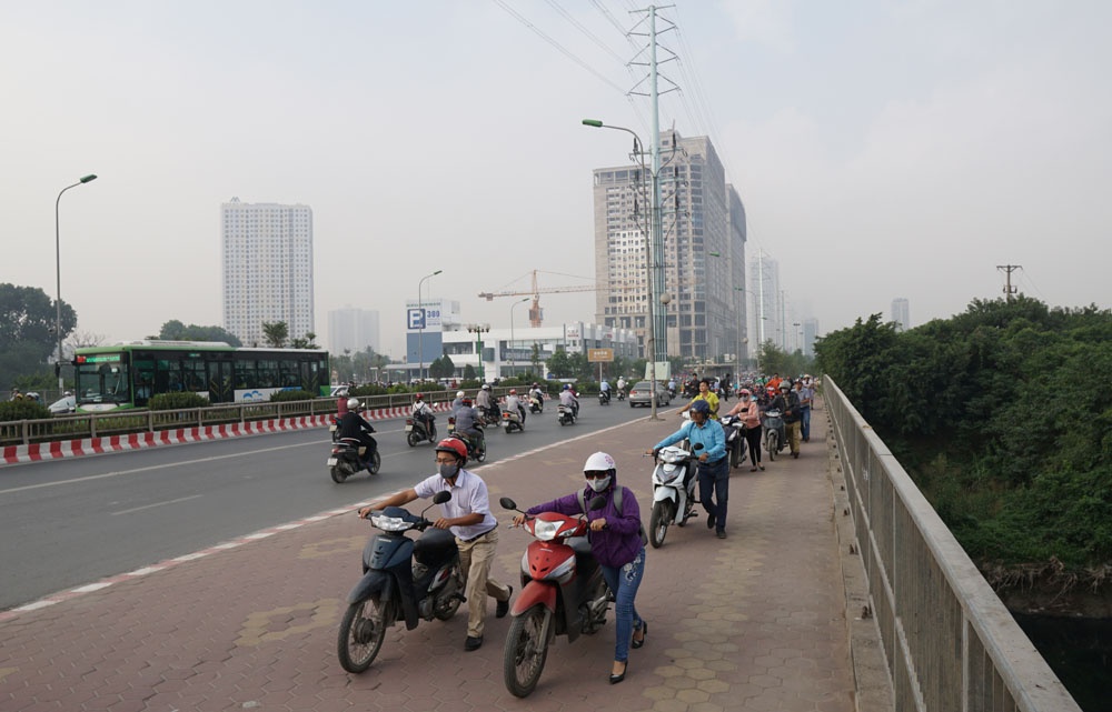 nghich ly o pho dat bo xe may tran via he khong ai xu phat