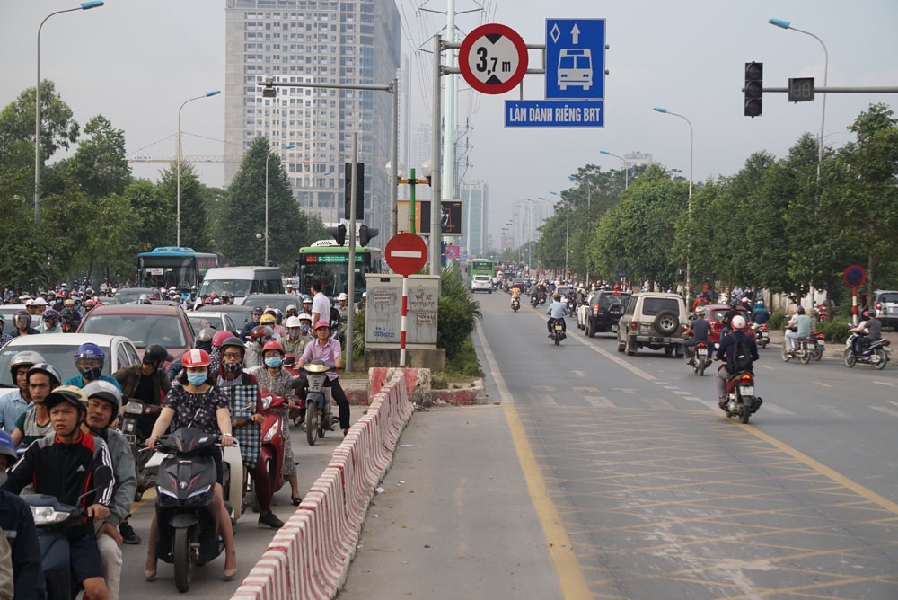 ha noi buyt nhanh brt di nhu rua o duong to huu