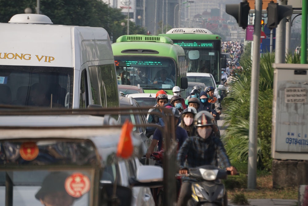 ha noi buyt nhanh brt di nhu rua o duong to huu