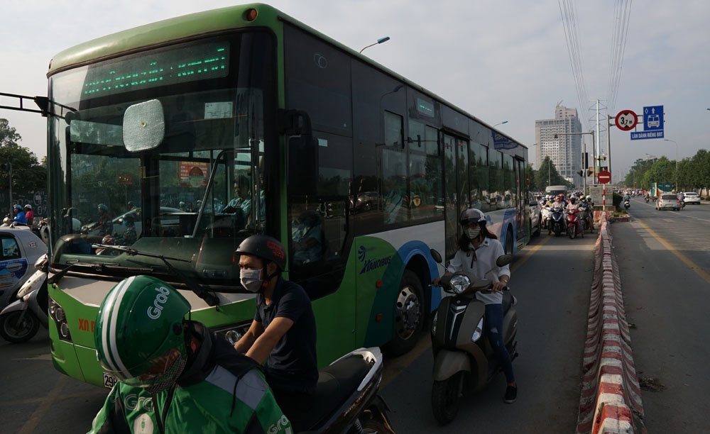 ha noi buyt nhanh brt di nhu rua o duong to huu