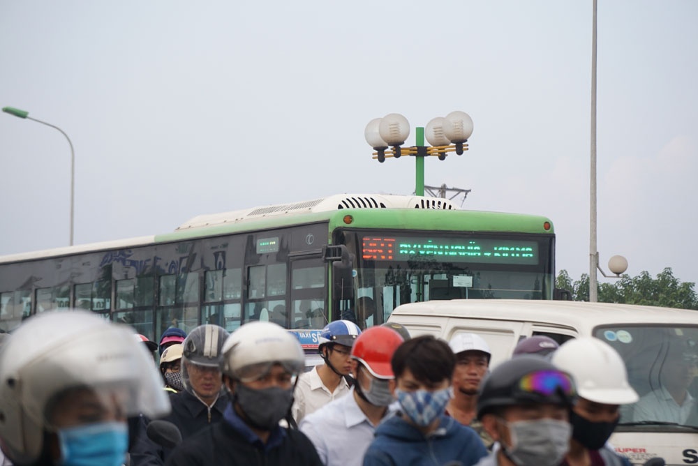 ha noi buyt nhanh brt di nhu rua o duong to huu