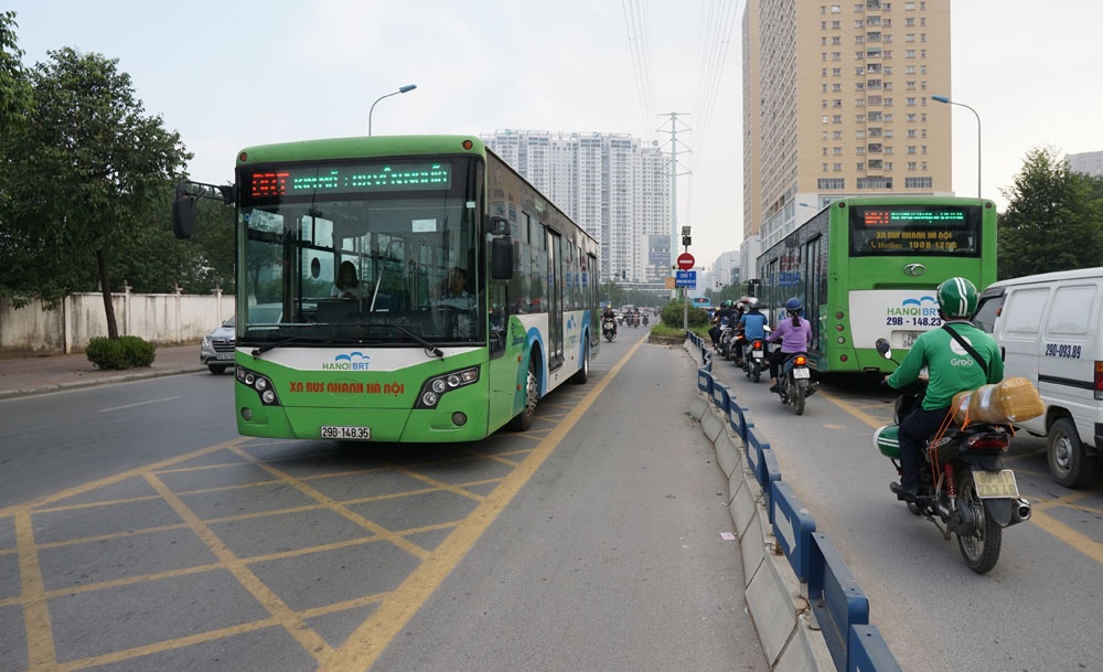 ha noi buyt nhanh brt di nhu rua o duong to huu