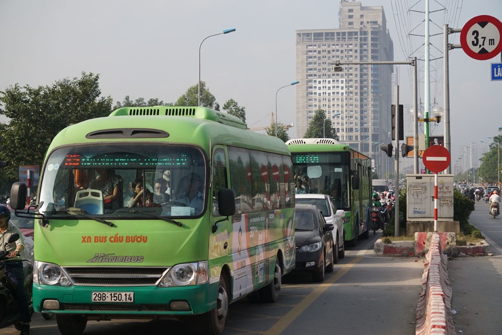 ha noi buyt nhanh brt di nhu rua o duong to huu
