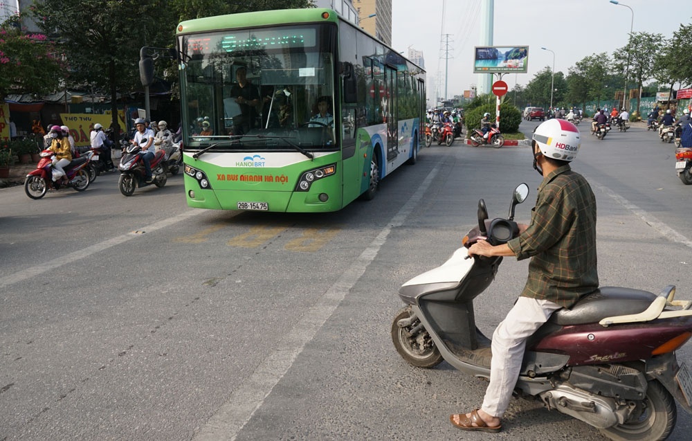 ha noi buyt nhanh brt di nhu rua o duong to huu