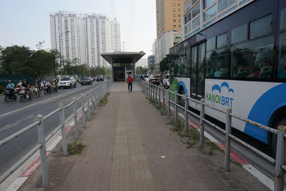 ha noi buyt nhanh brt di nhu rua o duong to huu