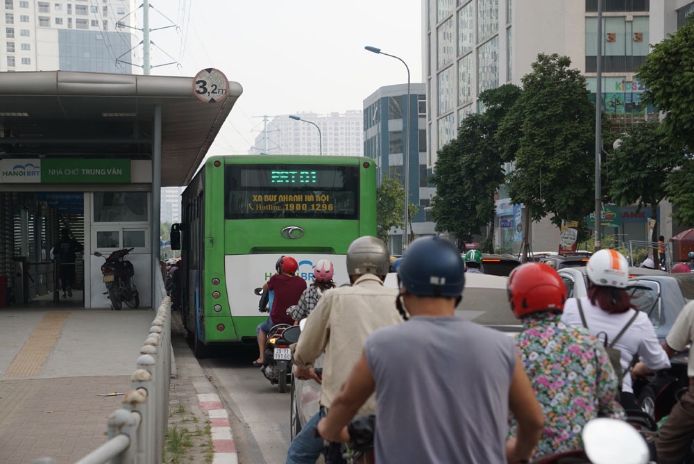 ha noi buyt nhanh brt di nhu rua o duong to huu