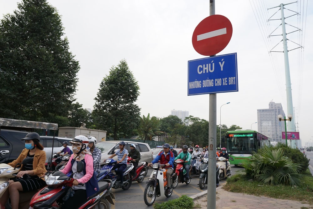 ha noi buyt nhanh brt di nhu rua o duong to huu