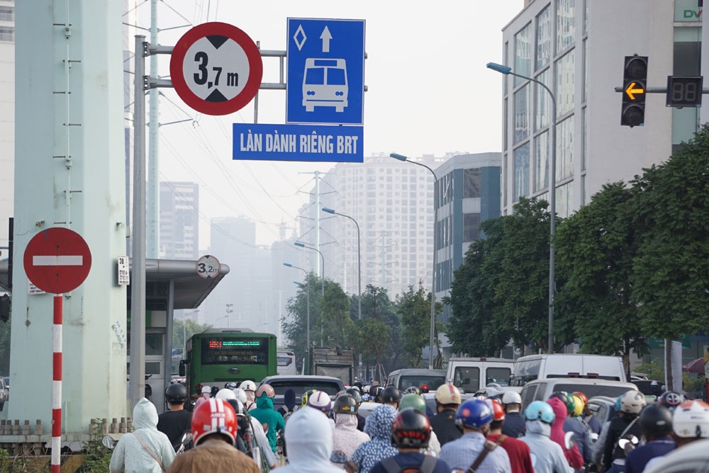 ha noi buyt nhanh brt di nhu rua o duong to huu