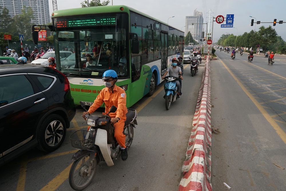 ha noi buyt nhanh brt di nhu rua o duong to huu