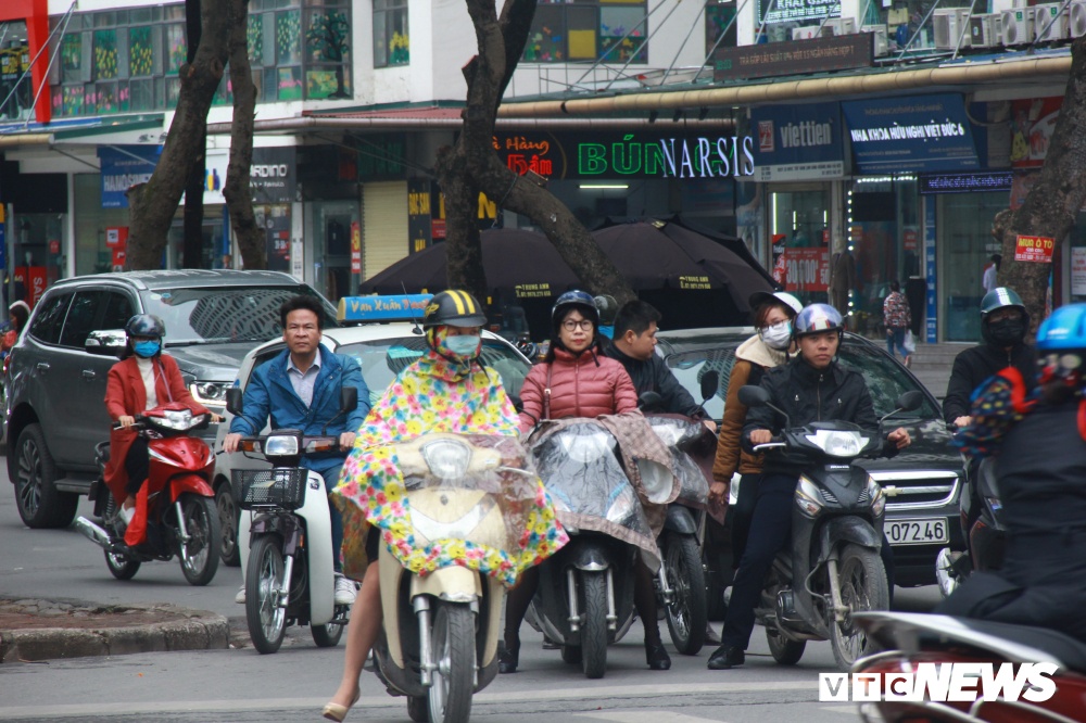 anh nguoi ha noi mac ao khoac co ro trong ngay mua lanh dau dong