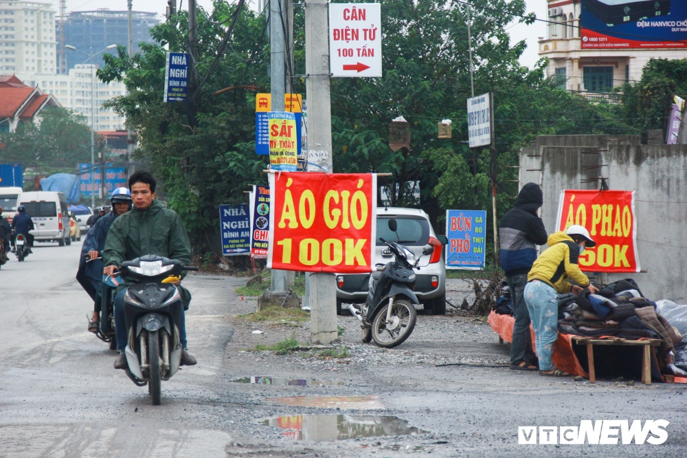 anh nguoi ha noi mac ao khoac co ro trong ngay mua lanh dau dong