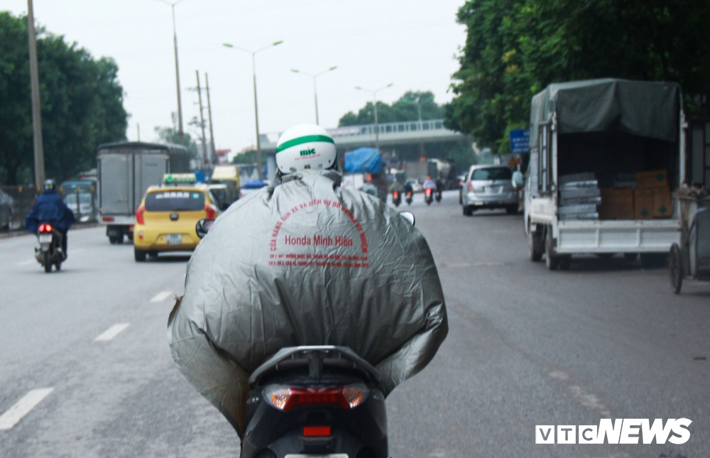 anh nguoi ha noi mac ao khoac co ro trong ngay mua lanh dau dong
