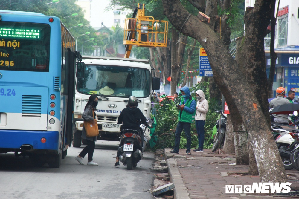 anh nguoi ha noi mac ao khoac co ro trong ngay mua lanh dau dong