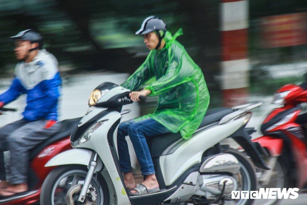 anh nguoi ha noi mac ao khoac co ro trong ngay mua lanh dau dong
