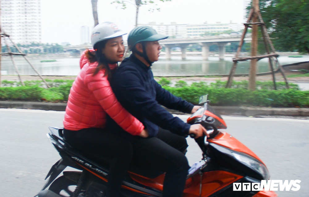 anh nguoi ha noi mac ao khoac co ro trong ngay mua lanh dau dong