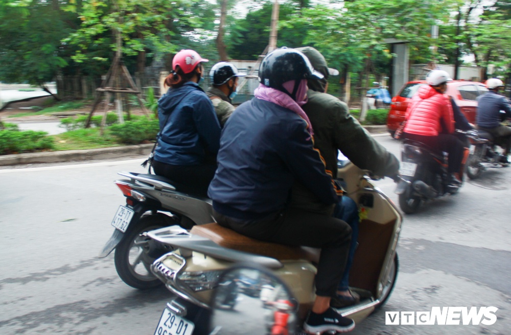 anh nguoi ha noi mac ao khoac co ro trong ngay mua lanh dau dong