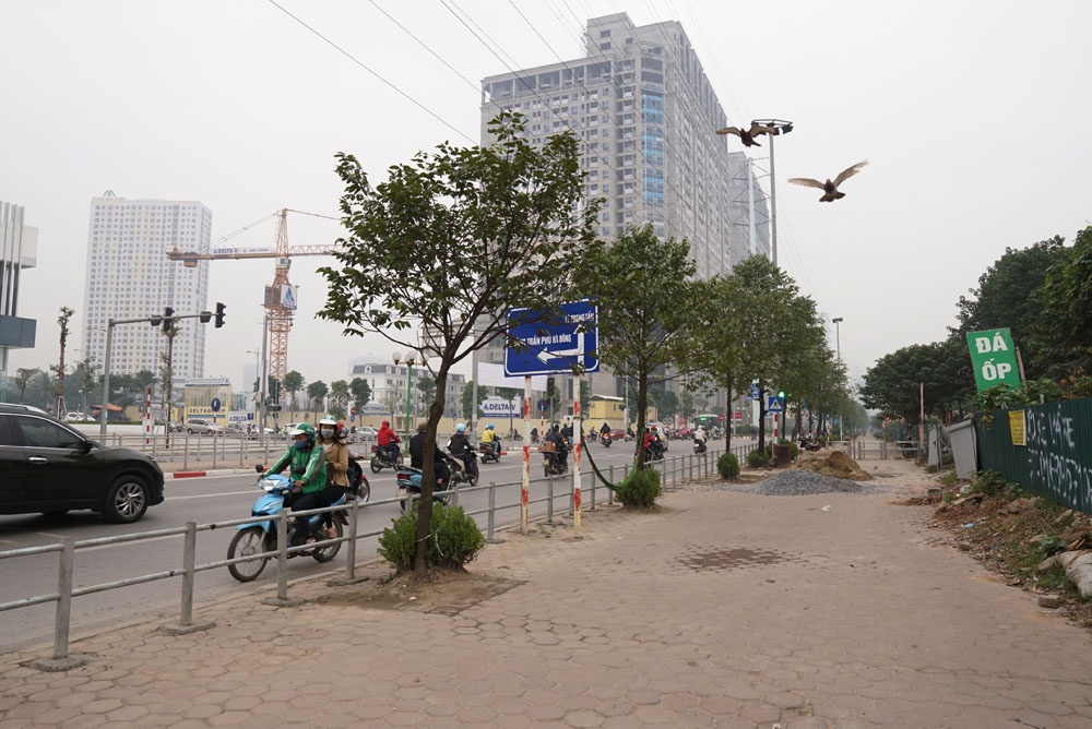 ha noi lap barie tren via he pho dat bo hoa duong nhieu chieu