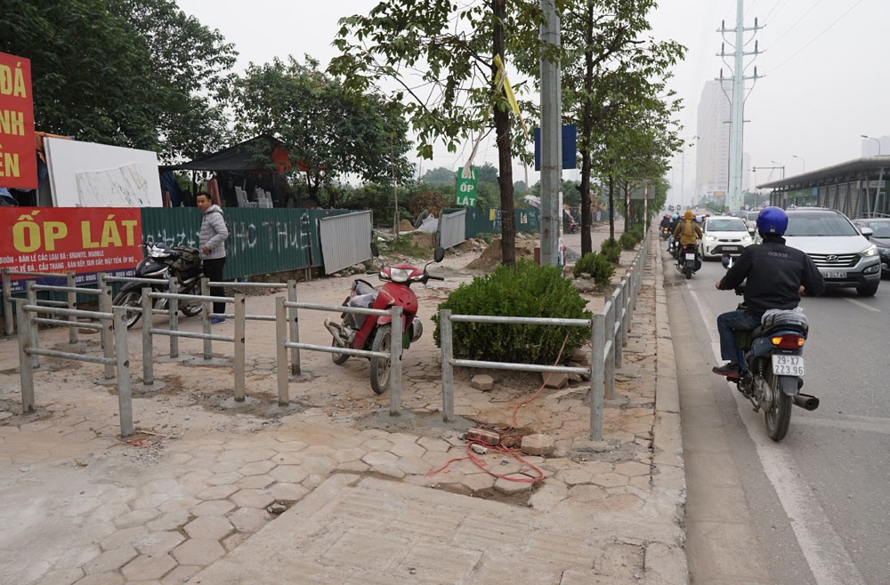 ha noi lap barie tren via he pho dat bo hoa duong nhieu chieu