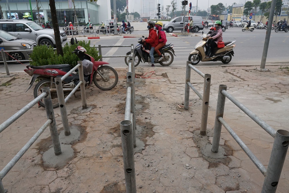 ha noi lap barie tren via he pho dat bo hoa duong nhieu chieu