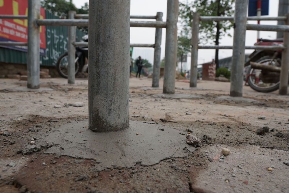 ha noi lap barie tren via he pho dat bo hoa duong nhieu chieu